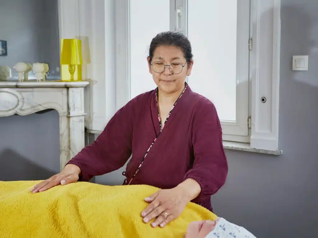 Fumiyo Sato, maître Reiki, durant une session